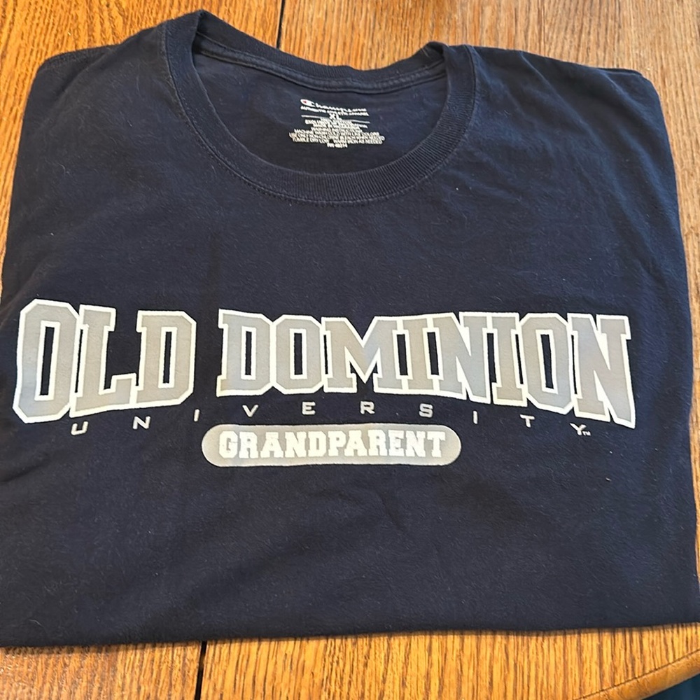 Barely worn champion brand short sleeve T-shirt could be Father’s Day gift!!🎁
